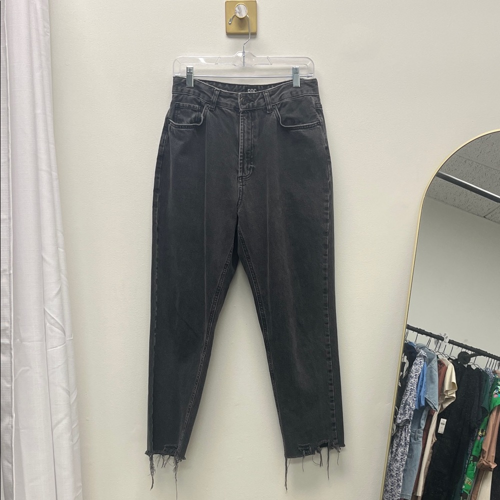 BDG Black Cropped MOM Jeans. sz 29